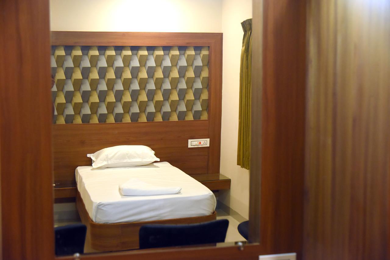 Hotel Gokulgrande イーロードゥ エクステリア 写真