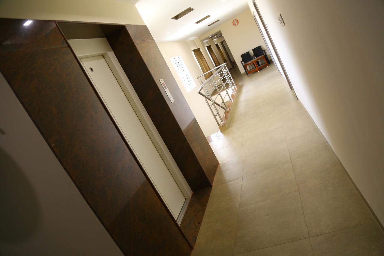 Hotel Gokulgrande イーロードゥ エクステリア 写真