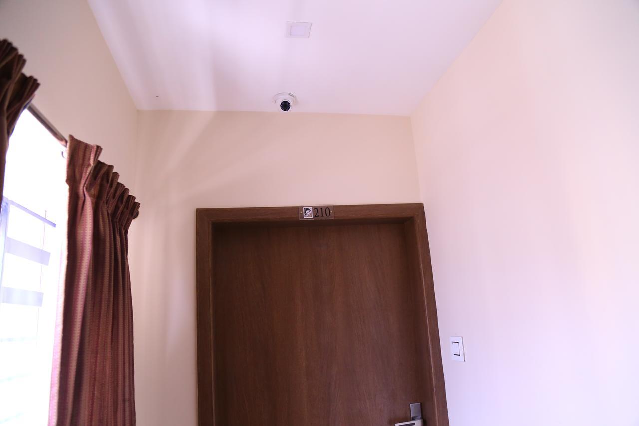 Hotel Gokulgrande イーロードゥ エクステリア 写真