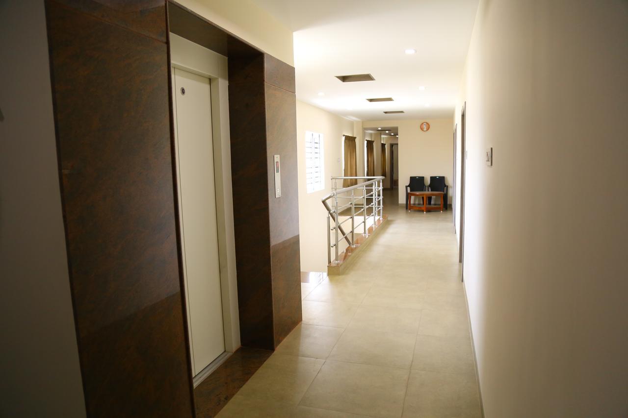 Hotel Gokulgrande イーロードゥ エクステリア 写真